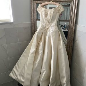 VINTAGE Wedding/bridal off white gown/dress. Made in Italy